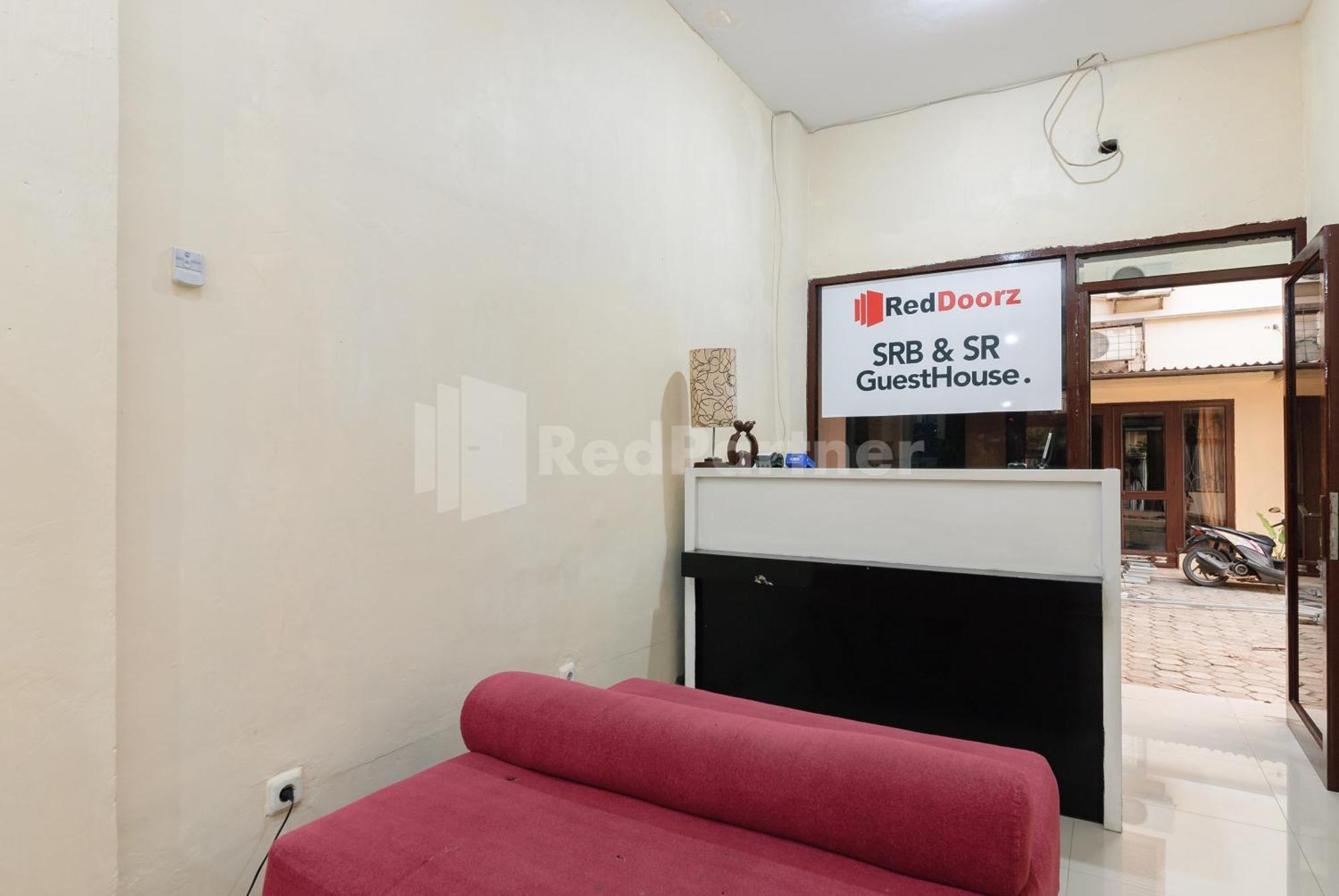 Sr Residence Near Mall Ciputra Cibubur Mitra Reddoorz Bekasi Exteriör bild